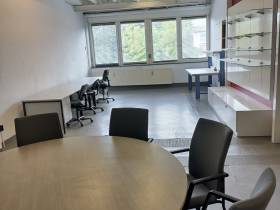 Helles Bürolösungen mit Meetingraum, teilmobiliert und -ausgestattet.