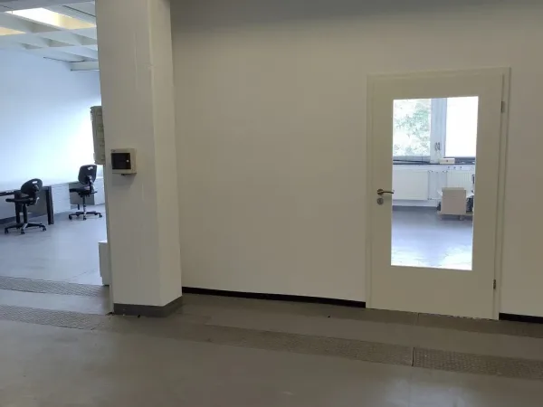 Abschließbares Büro in Nürnberg (Südliche Außenstadt) – Helle Büroräume & Labore in Bürogemeinschaft in Nürnberg-Südliche — Bild 8