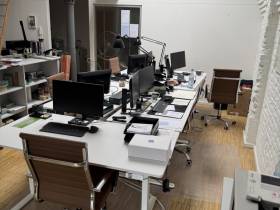 Ein Arbeitsplatz in altem Fabrikgebäude mitten in Berlin-Moabit