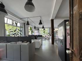 Helle Bürogemeinschaft im Loft-Ladenlokal in Berlin-Mitte