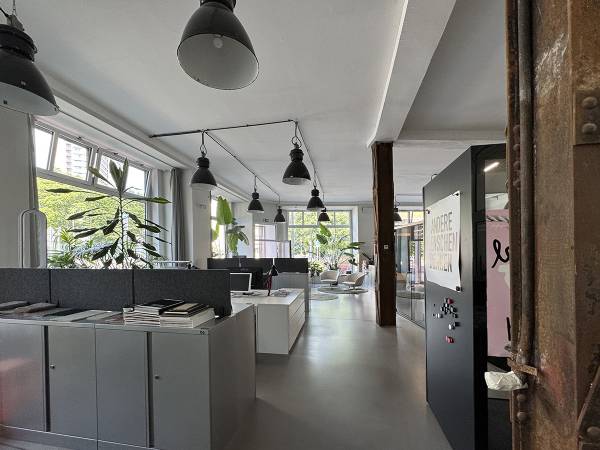 Helles Loftbüro in Bürogemeinschaft in Berlin-Mitte — Bild 2