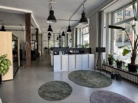 Helle Bürogemeinschaft im Loft-Ladenlokal in Berlin-Mitte
