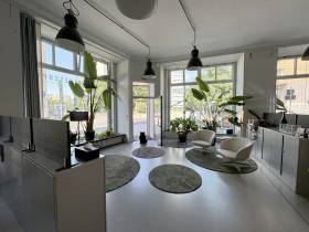 Helle Bürogemeinschaft im Loft-Ladenlokal in Berlin-Mitte