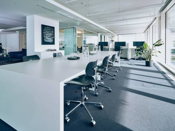 Moderne Bürogemeinschaft mit Elbblick in Hamburg-HafenCity — Bild 1
