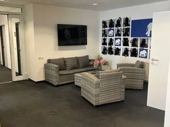 Großzügiges Bürogebäude in ruhigem Gewerbepark in Düsseldorf-Benrath — Bild 6