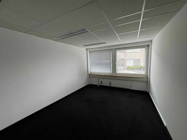 Großzügiges Bürogebäude in ruhigem Gewerbepark in Düsseldorf-Benrath — Bild 4