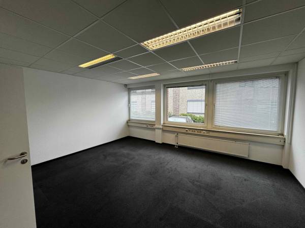 Großzügiges Bürogebäude in ruhigem Gewerbepark in Düsseldorf-Benrath — Bild 2