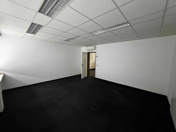 Großzügiges Bürogebäude in ruhigem Gewerbepark in Düsseldorf-Benrath — Bild 1