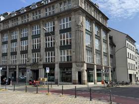 Helle Bürogemeinschaft im Loft-Ladenlokal in Berlin-Mitte