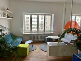 Lichtdurchflutete Büroräume in dynamischer Bürogemeinschaft