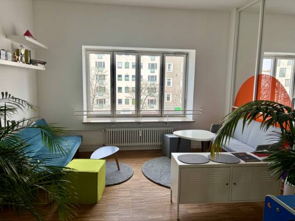 Lichtdurchflutete Büroräume in dynamischer Bürogemeinschaft in — Bild 3