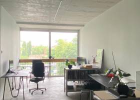Arbeittische an Schiebe-Fenster Nordseite