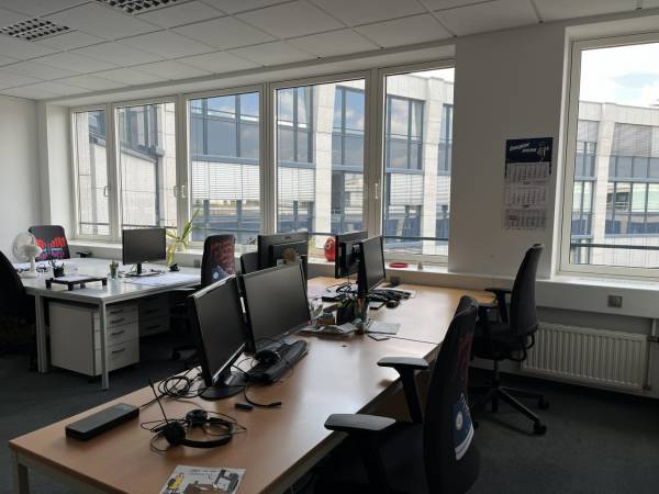 Helle Büroräume in Bürogemeinschaft mit Terrasse in — Bild 2