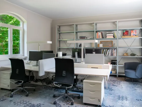 Schreibtischplatz in Hamburg (Alsterdorf) – Kreative Bürogemeinschaft in heller Büro-Villa in Hamburg-Alsterdorf — Bild 1