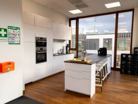 Modernes Business Center mit Dachterrasse in