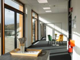 Modernes Business Center mit Dachterrasse in