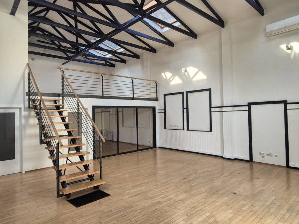 Bürofläche in Frankfurt am Main (Sindlingen) – Repräsentatives Loft-Büro mit Galerie in Frankfurt-Sindlingen — Bild 1
