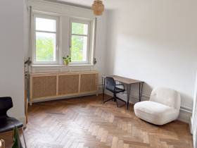 Heller Büroraum für Coaching in Stuttgart-Degerloch mit Weitsicht