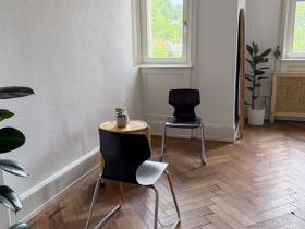 Heller Büroraum für Coaching in Stuttgart-Degerloch mit Weitsicht