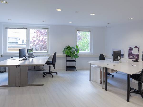 Helles Büro in Bürogemeinschaft im Nikolaiviertel in Berlin-Mitte — Bild 1
