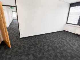 Helles Büro mit Aussicht in Bürogemeinschaft in Stuttgart-Universität