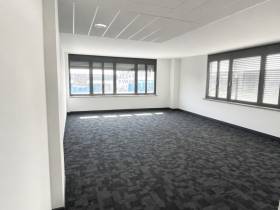 Helles Büro mit Aussicht in Bürogemeinschaft in Stuttgart-Universität