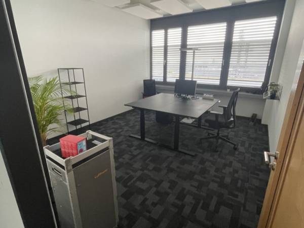 Helles Büro mit Aussicht in Bürogemeinschaft in Stuttgart-Universität — Bild 1