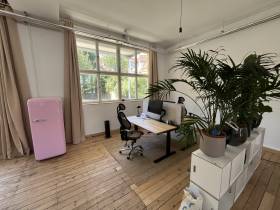 Kreative Bürogemeinschaft in lichtdurchflutetem Loft in