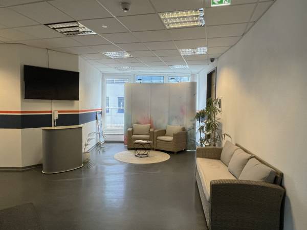 Helle Büroräume in Bürogemeinschaft mit Terrasse in — Bild 1