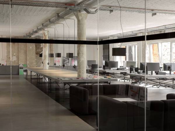 Moderne Bürogemeinschaft im Atelier-Look in Berlin-Mitte — Bild 1
