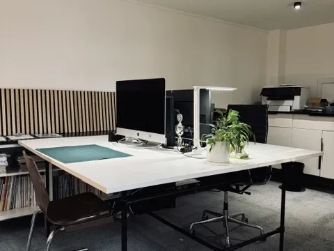 Schreibtischplatz in Esslingen (Pliensauvorstadt) – Helle Bürogemeinschaft in der Pliensauvorstadt, Esslingen — Bild 1