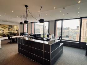 Stilvolle Bürogemeinschaft in hochwertigem Büro in Frankfurt