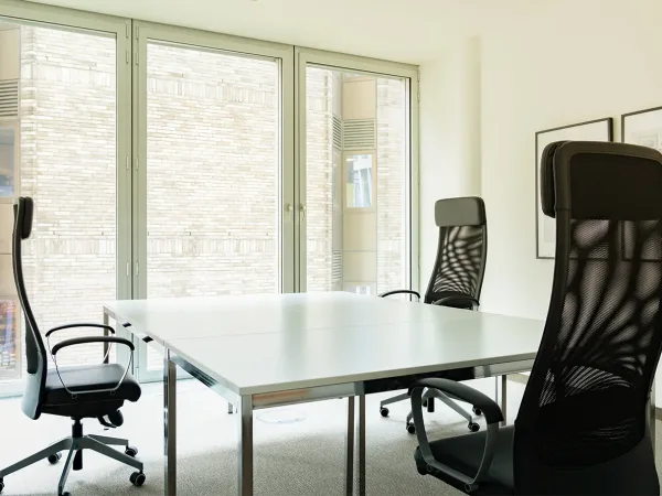 Abschließbares Büro in Hamburg (Altstadt) – Helle Bürogemeinschaft an der Binnenalster in Hamburg-Altstadt — Bild 3