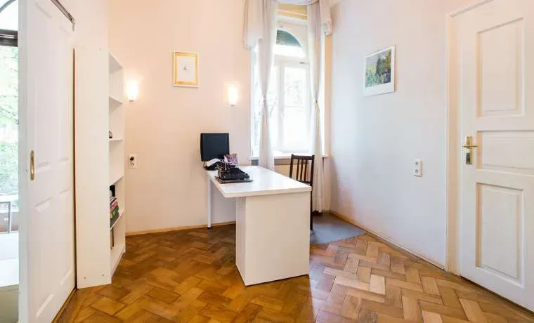 Freier Arbeitsplatz am Fenster