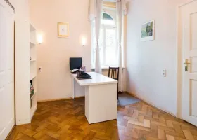 Freier Arbeitsplatz am Fenster
