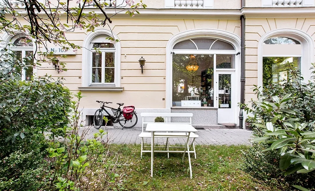 Blick vom eigenen Garten zum Eingang