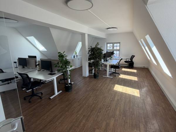Helle Bürofläche mit Fleetblick im historischen Backsteinbau Altstadt — Bild 1