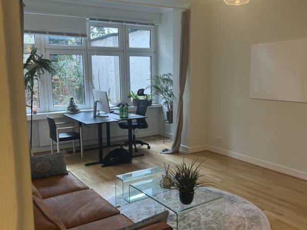 Ruhiger Arbeitsplatz in Altbaubüro am Rhein in Düsseldorf-Carlstadt — Bild 1