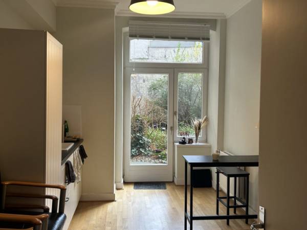 Ruhiger Arbeitsplatz in Altbaubüro am Rhein in Düsseldorf-Carlstadt — Bild 2