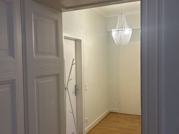 Ruhiger Arbeitsplatz in Altbaubüro am Rhein in Düsseldorf-Carlstadt — Bild 7