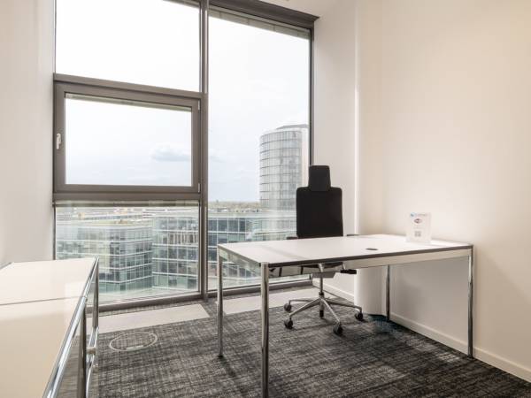 Moderner Coworking Space & Büros in Düsseldorf Hafen — Bild 1