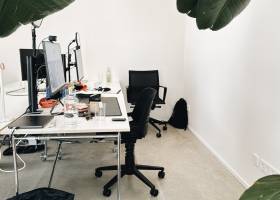 Fester Schreibtisch mit Monitor