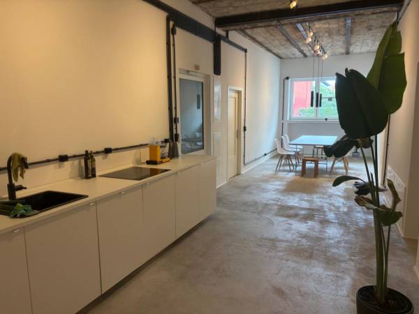 Heller Coworking Space mit Loft-Charakter in Köln-Ehrenfeld — Bild 1