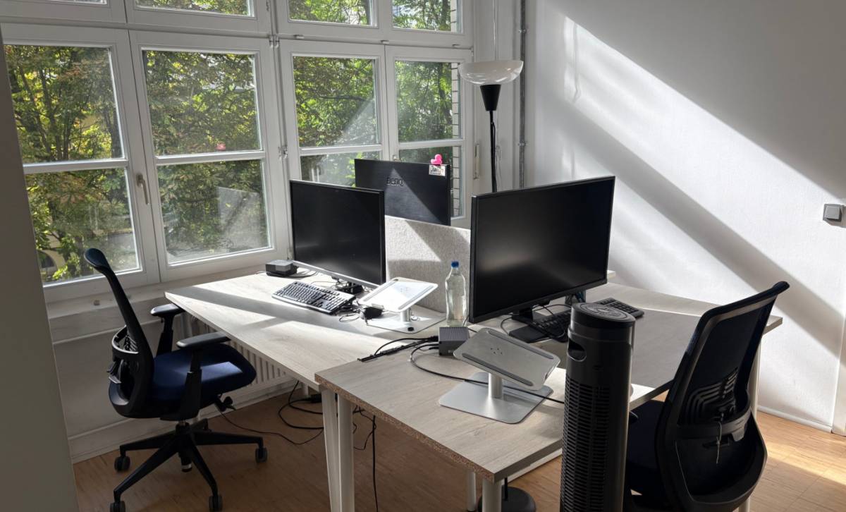 Büroraum_möbliert