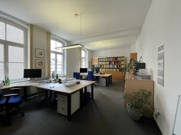 Abschließbares Büro in Köln (Neustadt-Nord) – Heller Büroraum in charmanter Bürogemeinschaft im Friesenviertel, Köln — Bild 1