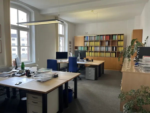 Abschließbares Büro in Köln (Neustadt-Nord) – Heller Büroraum in charmanter Bürogemeinschaft im Friesenviertel, Köln — Bild 2
