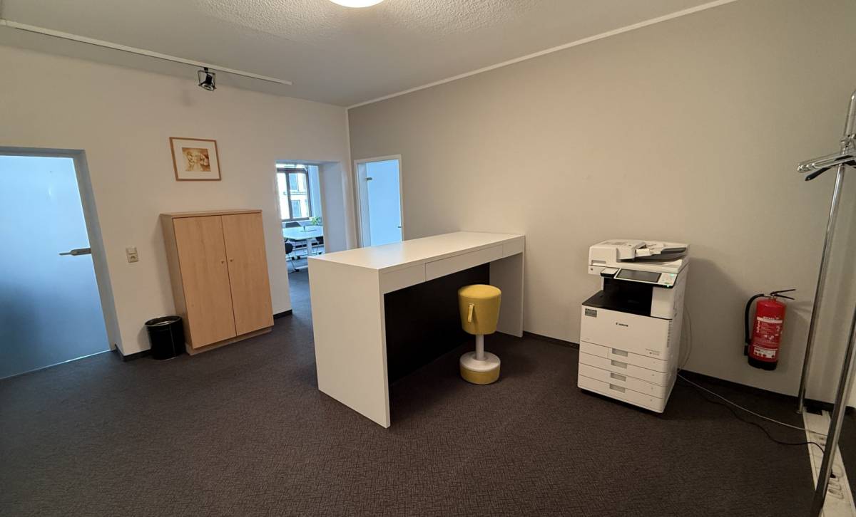 Thekenbereich mit Drucker