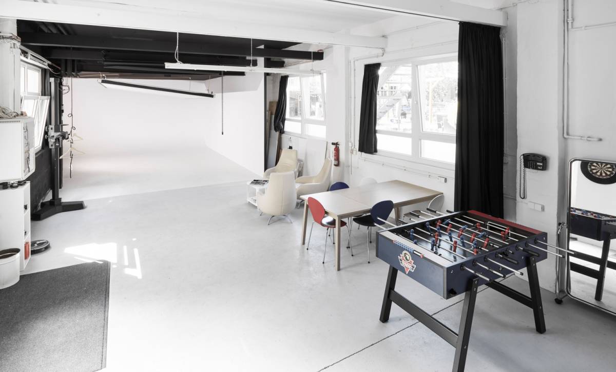 Studio mit Hohlkehle und Lounge