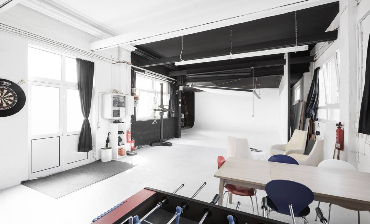Studio mit Hohlkehle und Lounge