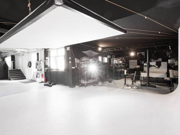 Großzügiges Loft-Büro in kreativer Bürogemeinschaft in — Bild 2